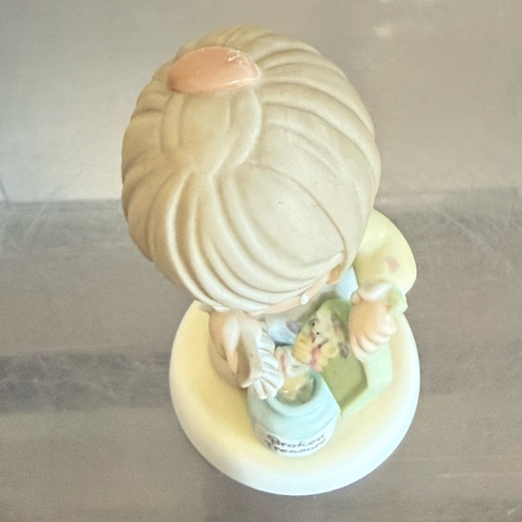 Precious Moments Saving Sweet Memories Porcelain Figurine 119836 w/Original Box - Picture 4 of 12